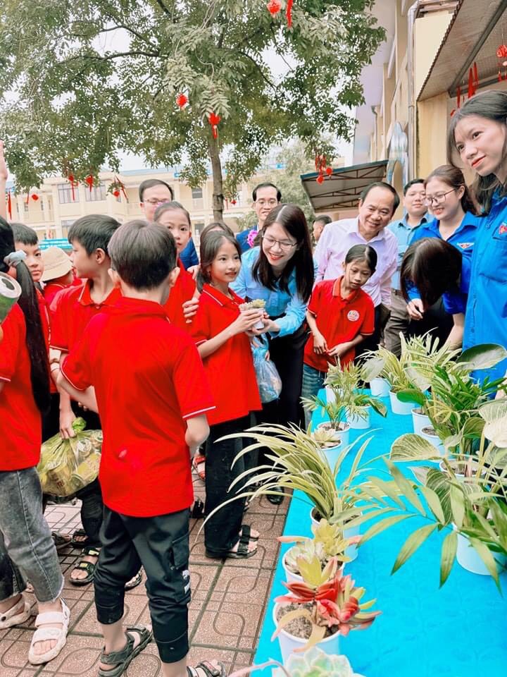 Chủ tịch Hội đồng Đội tỉnh tham quan gian hàng đổi rác lấy cây của các bạn học sinh trường Tiểu học Thượng Đình, Phú Bình