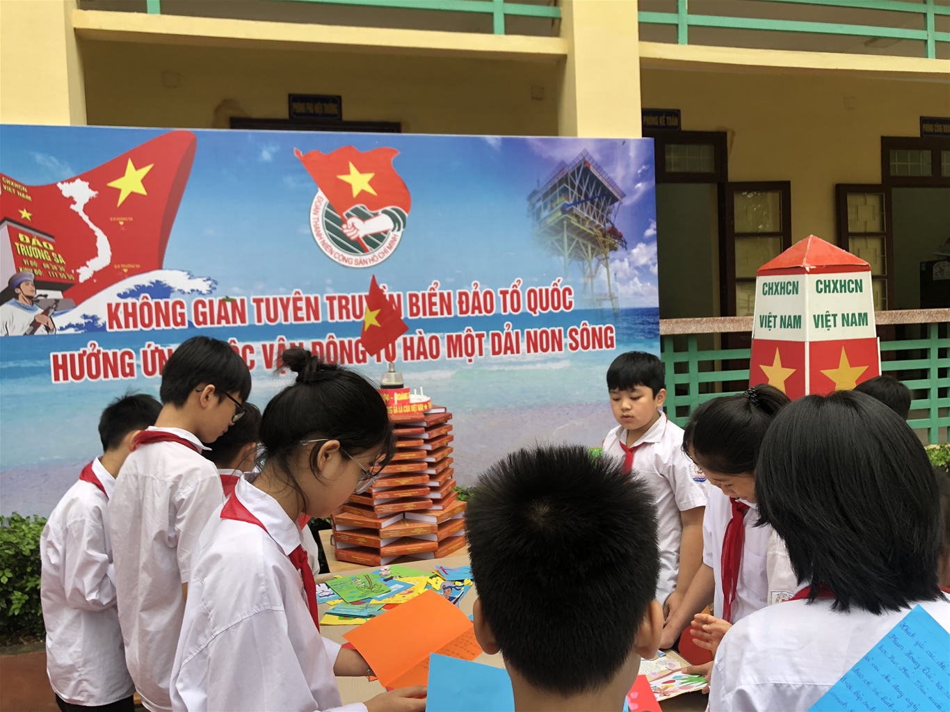 Hoạt động viết thư, thiệp gửi chiến sĩ công tác tại quần đảo Trường Sa của học sinh tỉnh Thái Nguyên