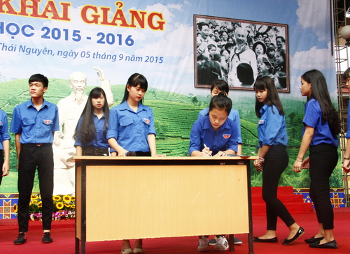 Đại diện các chi đoàn ký kết giao ước thi đua