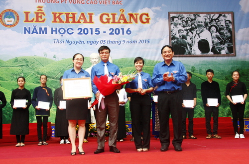 Bí thư thứ nhất Trung ương Đoàn Nguyễn Đắc Vinh tặng bằng khen cho Đoàn trường PT Vùng cao Việt Bắc
