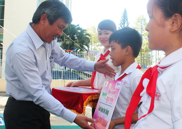 Đồng chí Hồ Thanh Sơn, Ủy viên Ban TVTU, Trưởng ban Dân vận Tỉnh ủy trao học bổng cho học sinh có hoàn cảnh khó khăn