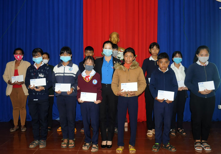 Đồng chí Trần Thị Chúc Quỳnh - Bí thư Tỉnh đoàn trao Học bổng Vừ A Dính cho các em học sinh trên địa bàn huyện Đức Trọng