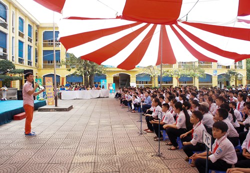 “Đã là bạn bè thì ai cũng mong muốn có bạn bè mình bảo vệ. Nếu như có xích mích, mâu thuẫn nào, các em hãy chia sẻ với bố mẹ, thầy cô giáo sẽ được giải tỏa”, Xuân Bắc đưa ra lời khuyên cho những học sinh.