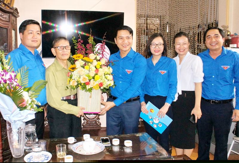 Tri ân và chúc mừng thầy giáo của phong trào Nghìn việc tốt