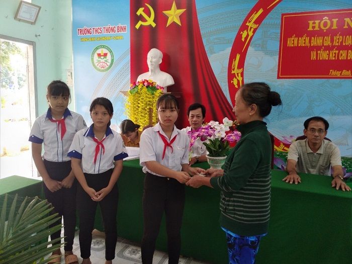 Đồng Tháp: Học sinh lớp 7 nhặt được 2 triệu đồng trả lại người mất