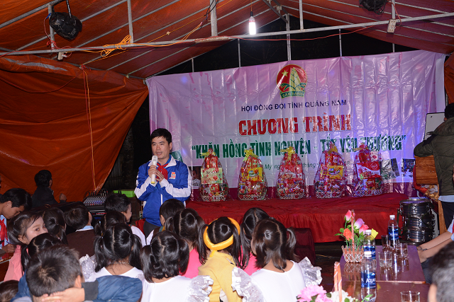 Quảng Nam tổ chức Chương trình Khăn hồng tình nguyện- Tết yêu thương