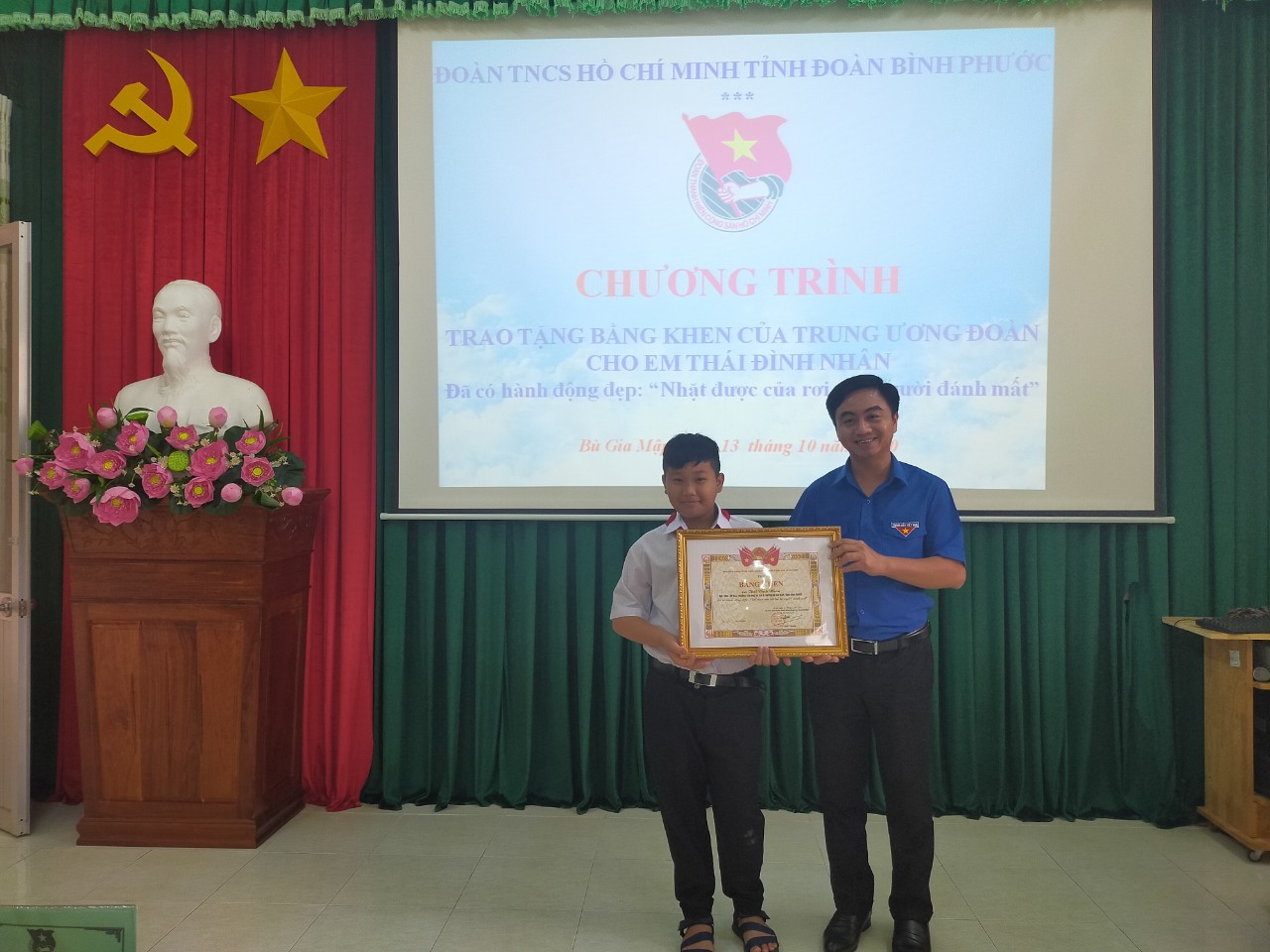 Hình 1. Đồng chí Trần Quốc Duy - Bí thư Tỉnh Đoàn trao bằng khen của Trung ương Đoàn cho gương người tốt việc tốt Thái Đình Nhân.