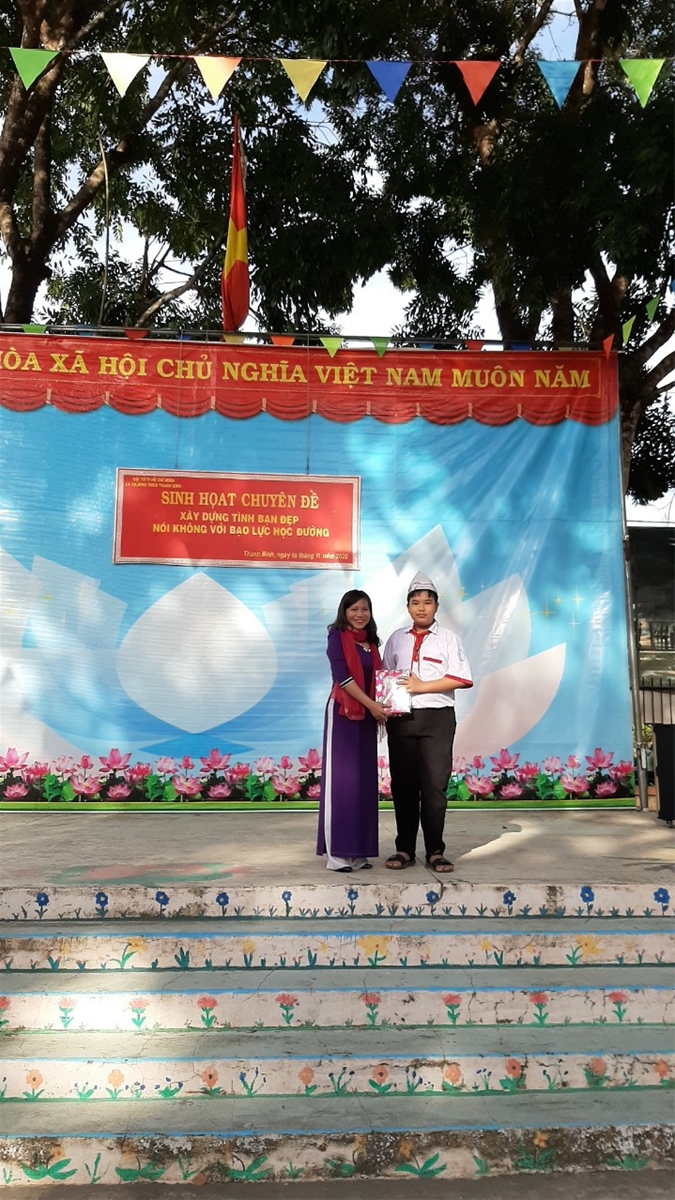 Em Mai Phú Phúc được nhà trường tuyên dương trước cờ.