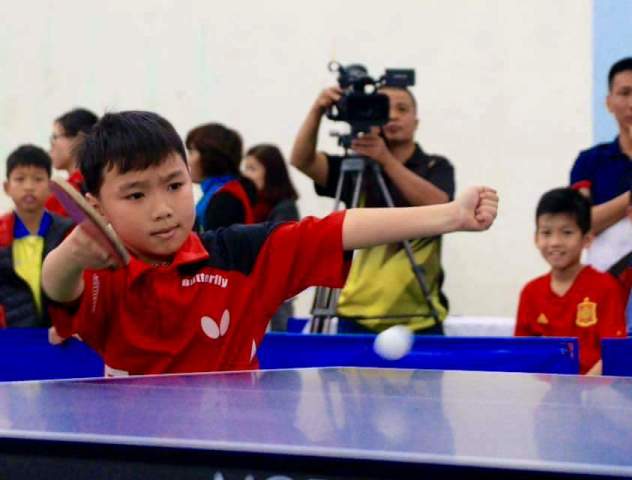 Em Nguyễn Minh Hoàng hăng say thi đấu bóng bàn