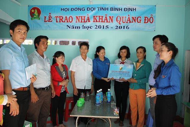 Hội đồng Đội tỉnh Bình Định trao tặng Ngôi nhà “Khăn quàng đỏ” cho học sinh nghèo
