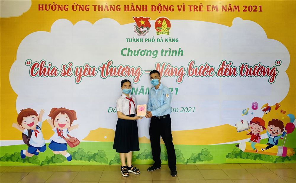 Chương trình Chia sẻ yêu thương - Nâng bước đến trường thành phố Đà Nẵng năm 2021