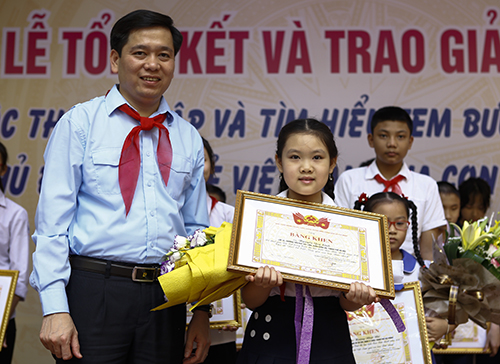 Em Nguyễn Quý Linh giành giải đặc biệt cuộc thi Sưu tầm và tìm hiểu tem Bưu chính 2016 
