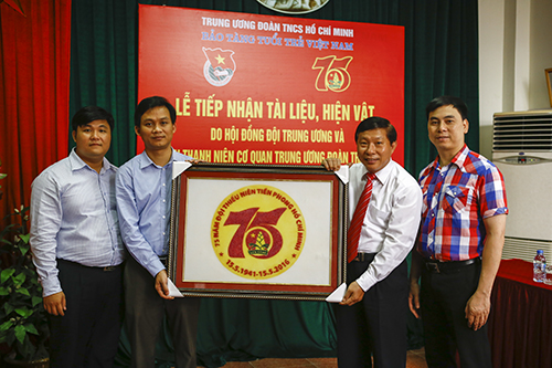Hội đồng Đội Trung ương trao tặng hiện vật cho Bảo tàng Tuổi trẻ Việt Nam 