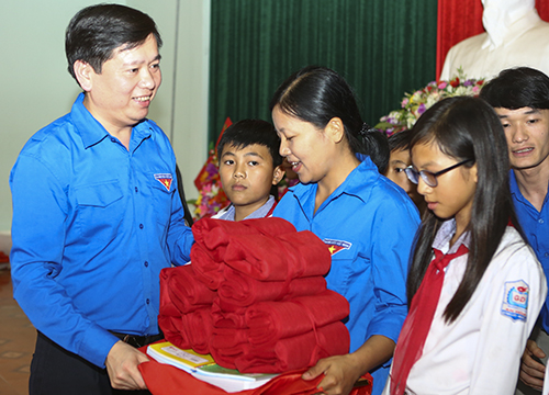 Hội đồng Đội Trung ương thăm và tặng quà tại 2 xã An Hòa và Quỳnh Ngọc, tỉnh Nghệ An 