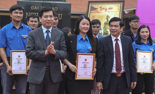 Trao giải Cuộc thi báo tường về Nguyễn Du và Truyện Kiều