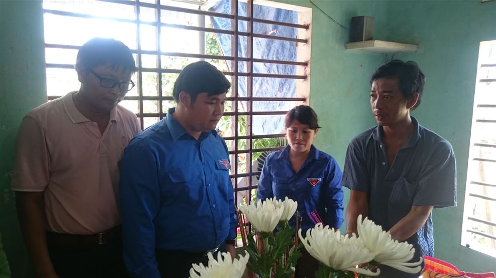 Hội đồng Đội Trung ương thăm gia đình các em học sinh bị đuối nước ở Quảng Ngãi