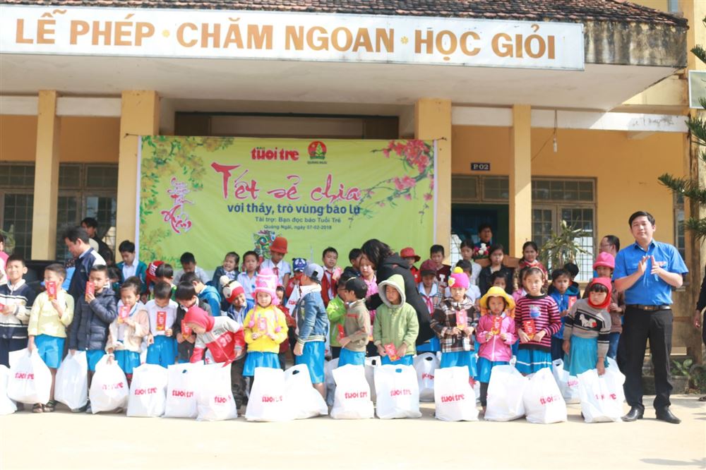 Quảng Ngãi: Trao quà xuân Mậu Tuất cho học sinh vùng lũ