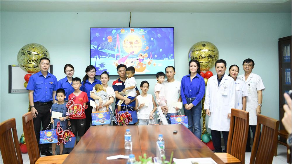THƯỜNG TRỰC HỘI ĐỒNG ĐỘI TRUNG ƯƠNG MANG TRUNG THU ĐẾN VỚI NHỮNG BỆNH NHI TẠI BỆNH VIỆN NHI TRUNG ƯƠNG
