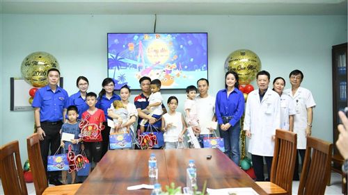 THƯỜNG TRỰC HỘI ĐỒNG ĐỘI TRUNG ƯƠNG MANG TRUNG THU ĐẾN VỚI NHỮNG BỆNH NHI TẠI BỆNH VIỆN NHI TRUNG ƯƠNG