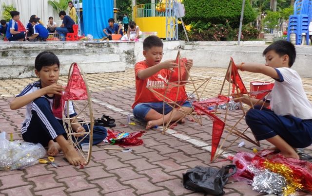 Trung Tâm hoạt động Thanh thiếu nhi tỉnh Đồng Tháp: Tổ chức hội thi làm lồng đèn trung thu 2016