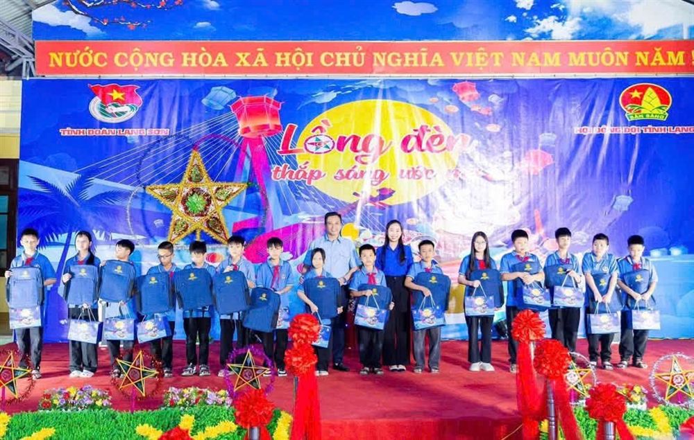 Thường trực Hội đồng Đội Trung ương tặng quà cho thiếu nhi tỉnh Lạng Sơn nhân dịp Trung thu 2026
