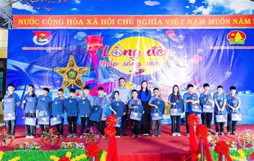 Thường trực Hội đồng Đội Trung ương tặng quà cho thiếu nhi tỉnh Lạng Sơn nhân dịp Trung thu 2026