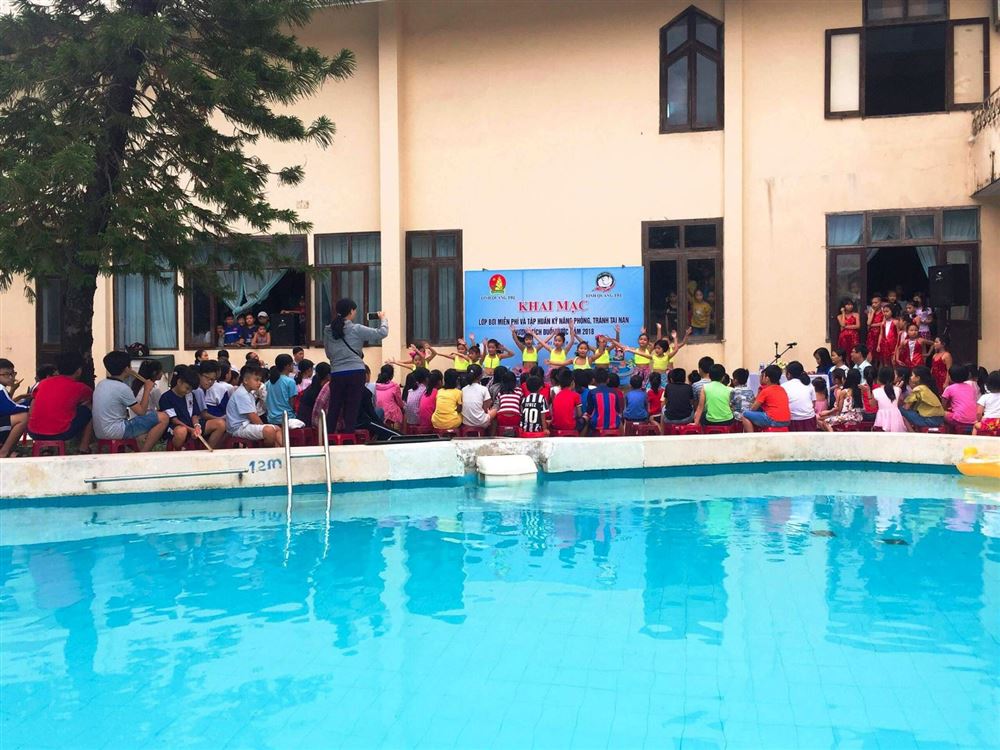 Lớp bơi miễn phí cho các em học sinh có hoàn cảnh khó khăn