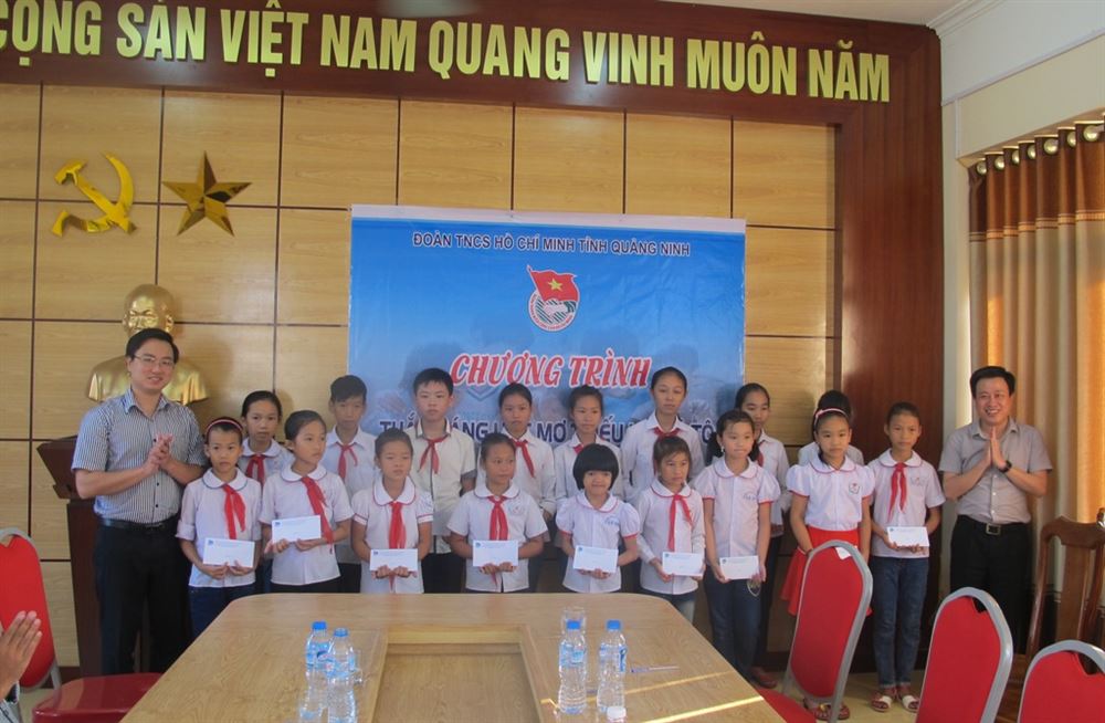 Quảng Ninh: Trao 40 suất học bổng cho học sinh nghèo thiếu nhi Cô Tô 2015