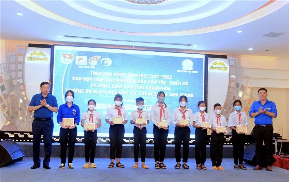 Khánh Hoà: Trao 155 suất học bổng cho học sinh đồng bào dân tộc thiểu số và vùng biển đảo năm học 2021 - 2022