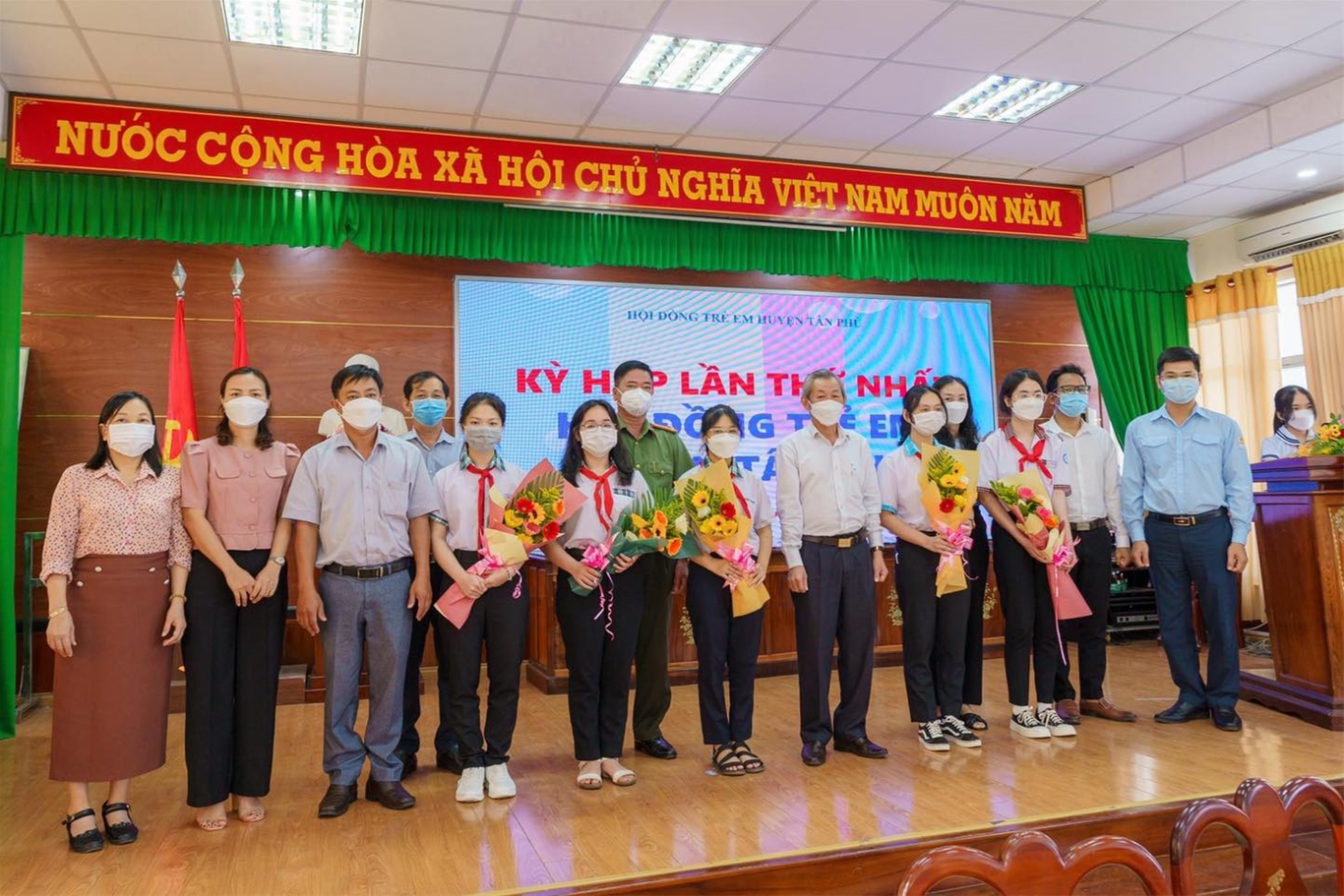 Các đại biểu tặng hoa cho các em Thường trực Hội đồng trẻ em huyện Tân Phú