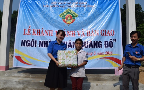 Đồng chí Nguyễn Thị Minh - Phó Bí thư Tỉnh Đoàn, Chủ tịch Hội đồng Đội tỉnh tặng quà cho em Hồ Thị An.