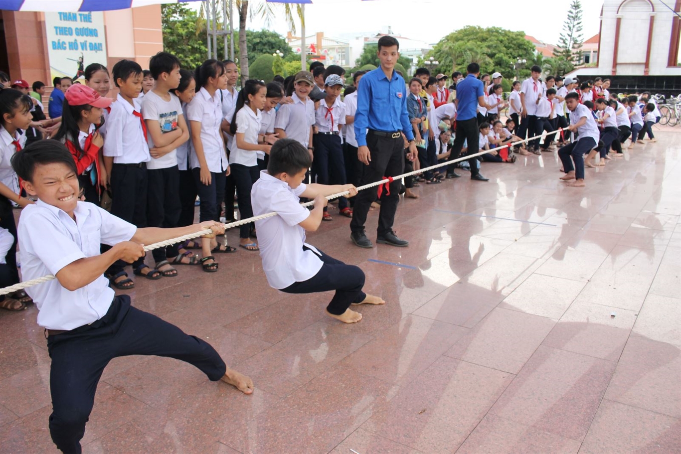 các em thiếu nhi tham gia trò chơi kéo co