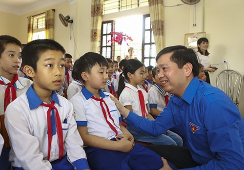 Bí thư TƯ Đoàn, Chủ tịch Hội đồng Đội TƯ trò chuyện hỏi thăm các em học sinh trường Tiểu học Quỳnh Ngọc