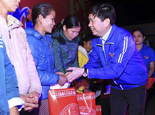 Bí thư TƯ Đoàn, Nguyễn Long Hải tặng quà Tết cho bà con nhân dân 