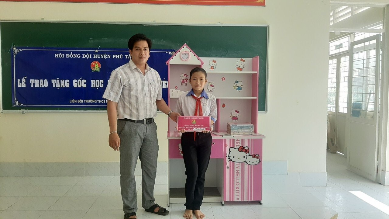 Hội đồng Đôi huyện Phú Tân, An Giang tặng góc học tập vì bạn nghèo