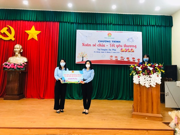 Trao tặng 100 bộ học cụ cho thiếu nhi huyện An Phú