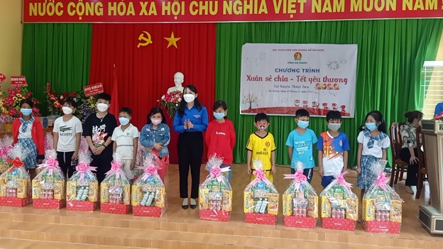 Trao quà Tết cho thiếu nhi tại huyện Thoại Sơn