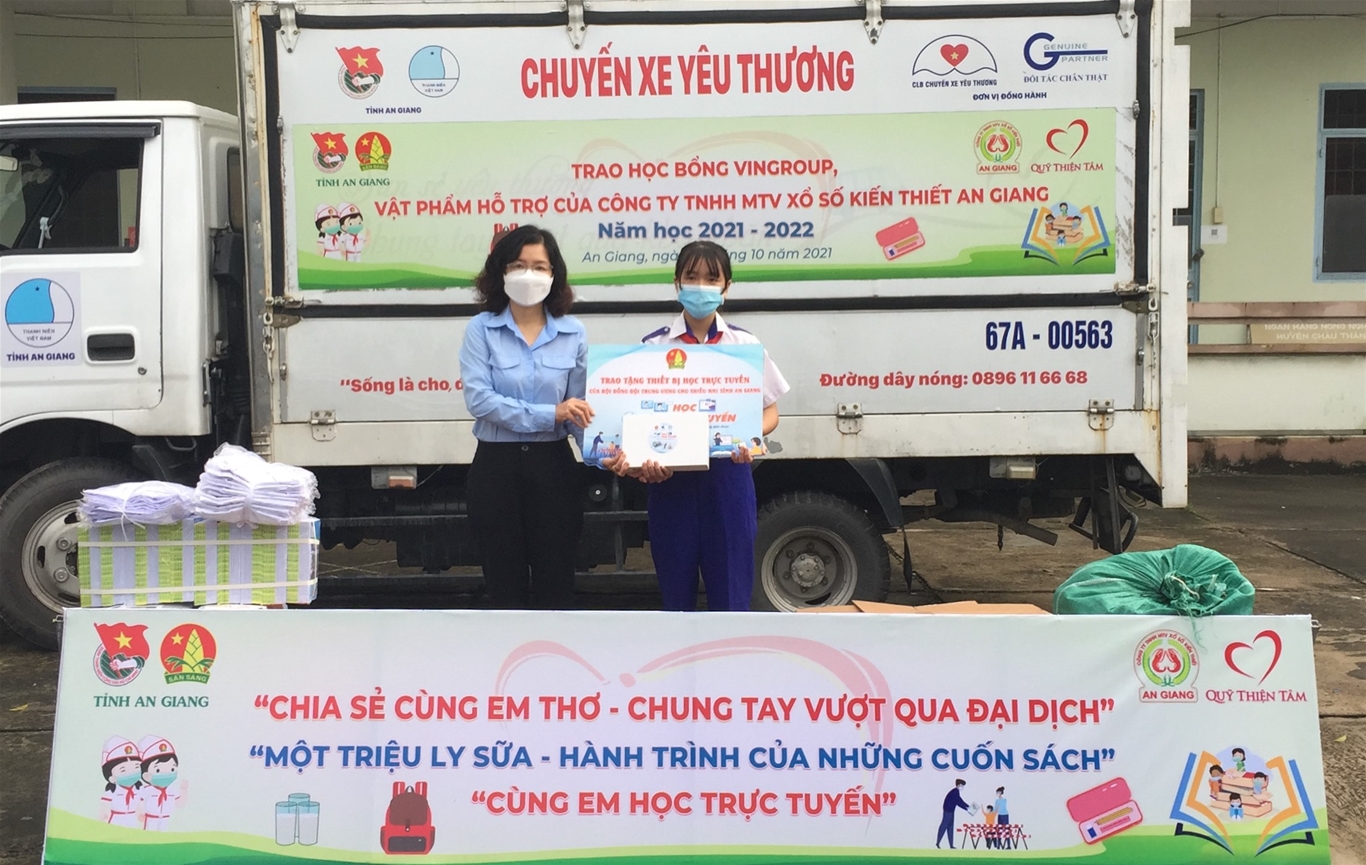 Đồng chí Quang Lê Hồng Chuyên - Phó Bí thư Tỉnh Đoàn, Chủ tịch Hội đồng Đội tỉnh trao thiết bị học điện tử do Hội Đồng Đội Trung ương hỗ trợ.