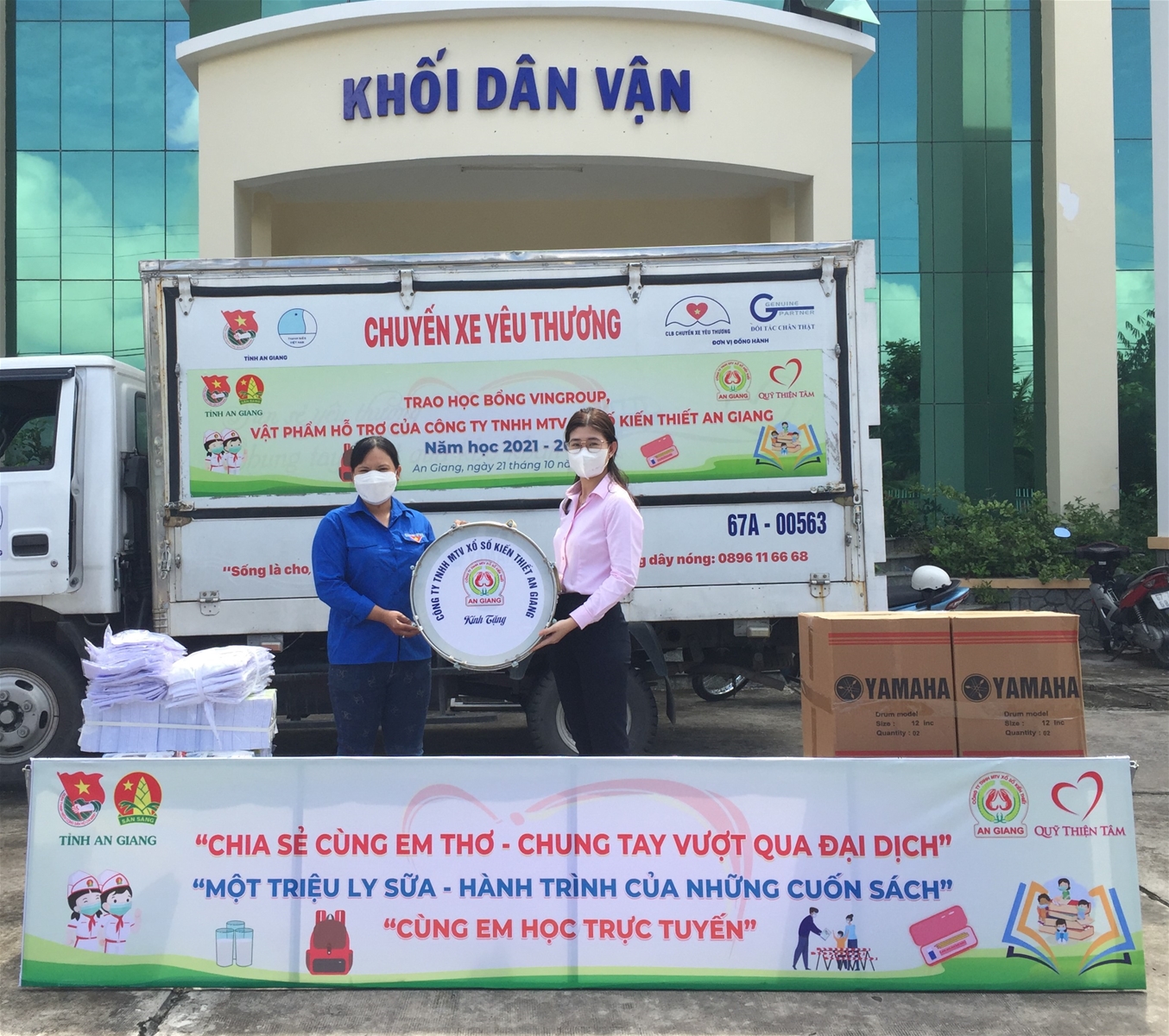 Đại diện Công ty TNHH MTV Xổ số kiến thiết An Giang tặng trống đội cho Huyện Đoàn Tịnh Biên