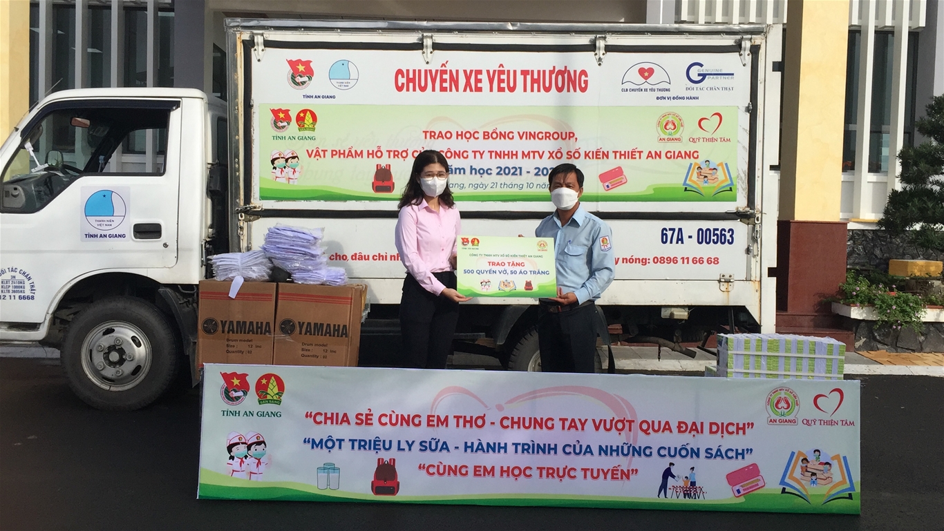 Đại diện Công ty TNHH MTV Xổ số kiến thiết An Giang tặng vật phẩm cho Huyện Châu Phú