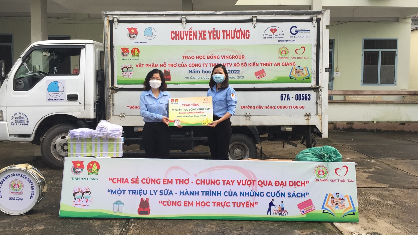 Đồng chí Quang Lê Hồng Chuyên - Phó Bí thư Tỉnh Đoàn, Chủ tịch Hội đồng Đội tỉnh trao học bổng cho Huyện Đoàn Châu Thành