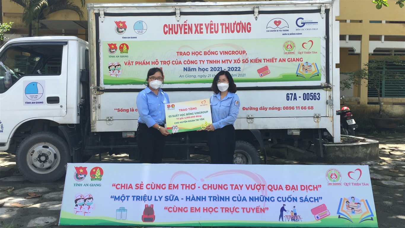Đồng chí Quang Lê Hồng Chuyên - Phó Bí thư Tỉnh Đoàn, Chủ tịch Hội đồng Đội tỉnh trao học bổng cho Huyện Đoàn Tri Tôn