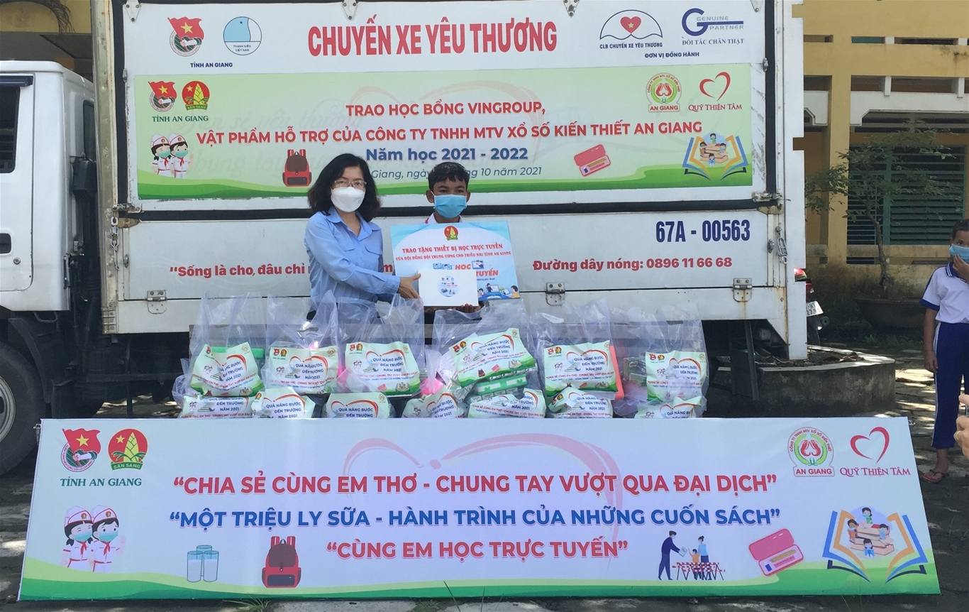 Đồng chí Quang Lê Hồng Chuyên - Phó Bí thư Tỉnh Đoàn, Chủ tịch Hội đồng Đội tỉnh trao thiết bị học điện tử do Hội Đồng Đội Trung ương hỗ trợ.