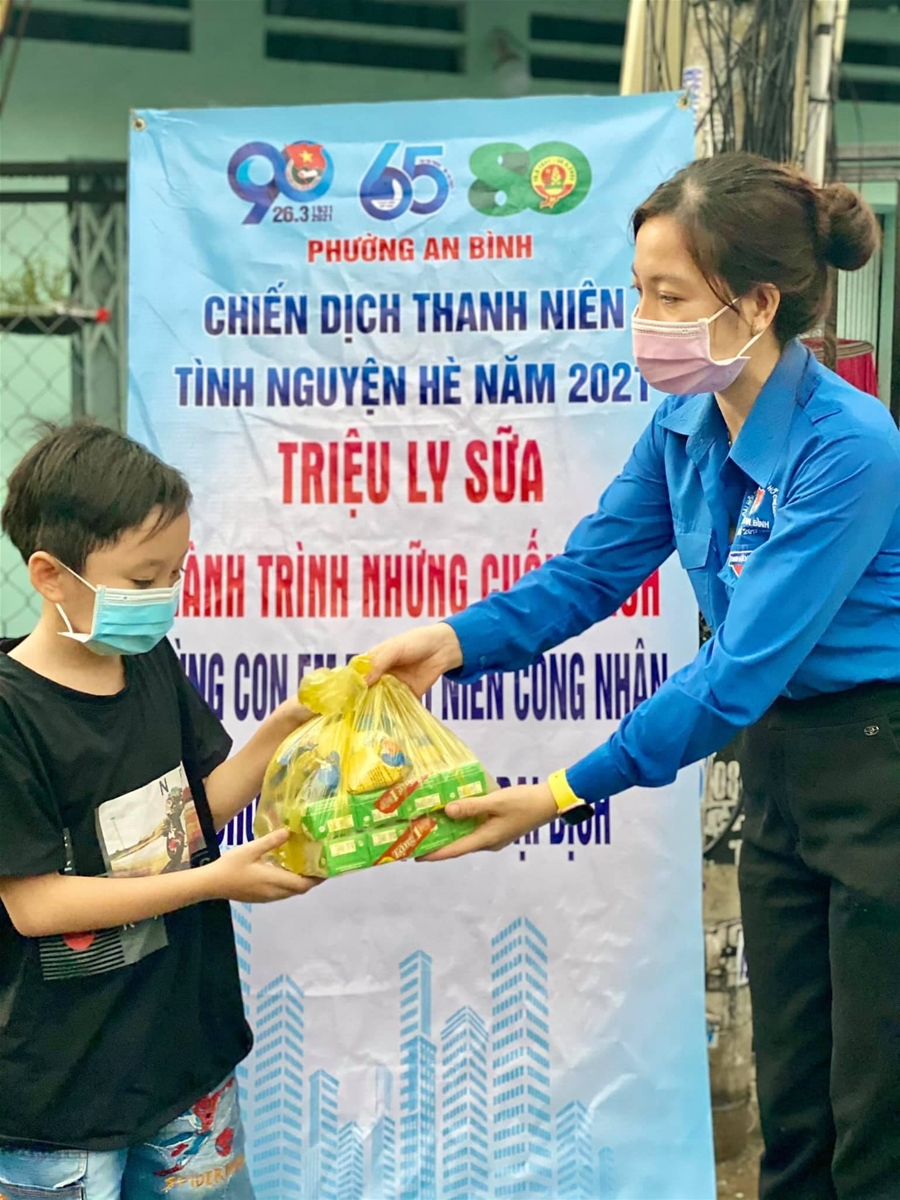 Chương trình "Triệu ly sữa cùng con em thanh niên công nhân vượt qua đại dịch" tại phường An Bình, thành phố Dĩ An