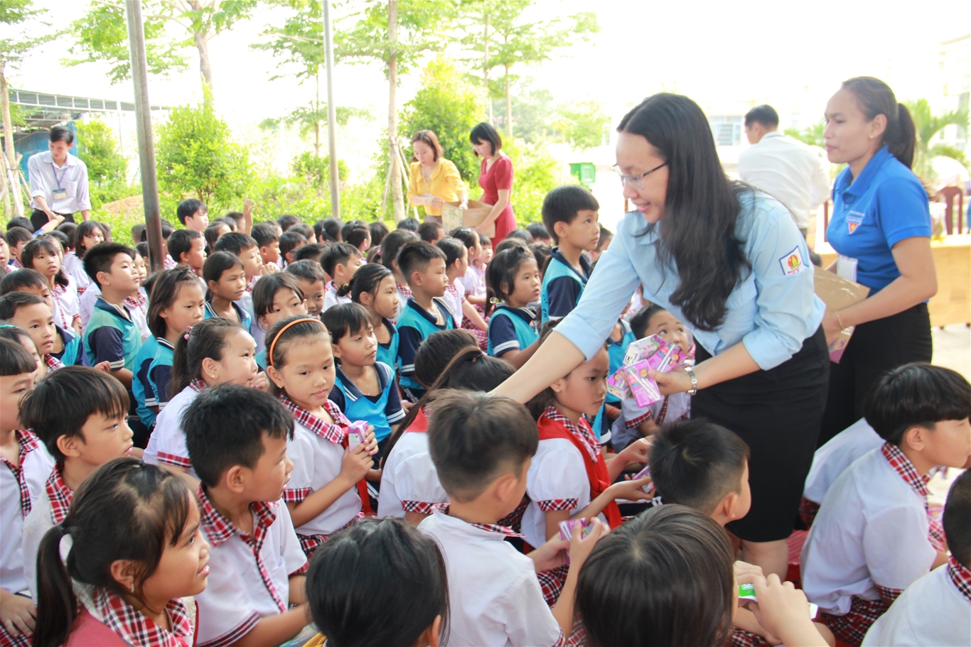 Đồng chí Lê Thị Hồng Phấn, Phó Bí thư Tỉnh Đoàn, Chủ tịch Hội đồng Đội tỉnh cùng Ban Tổ chức trao sữa cho các em tham gia chương trình.