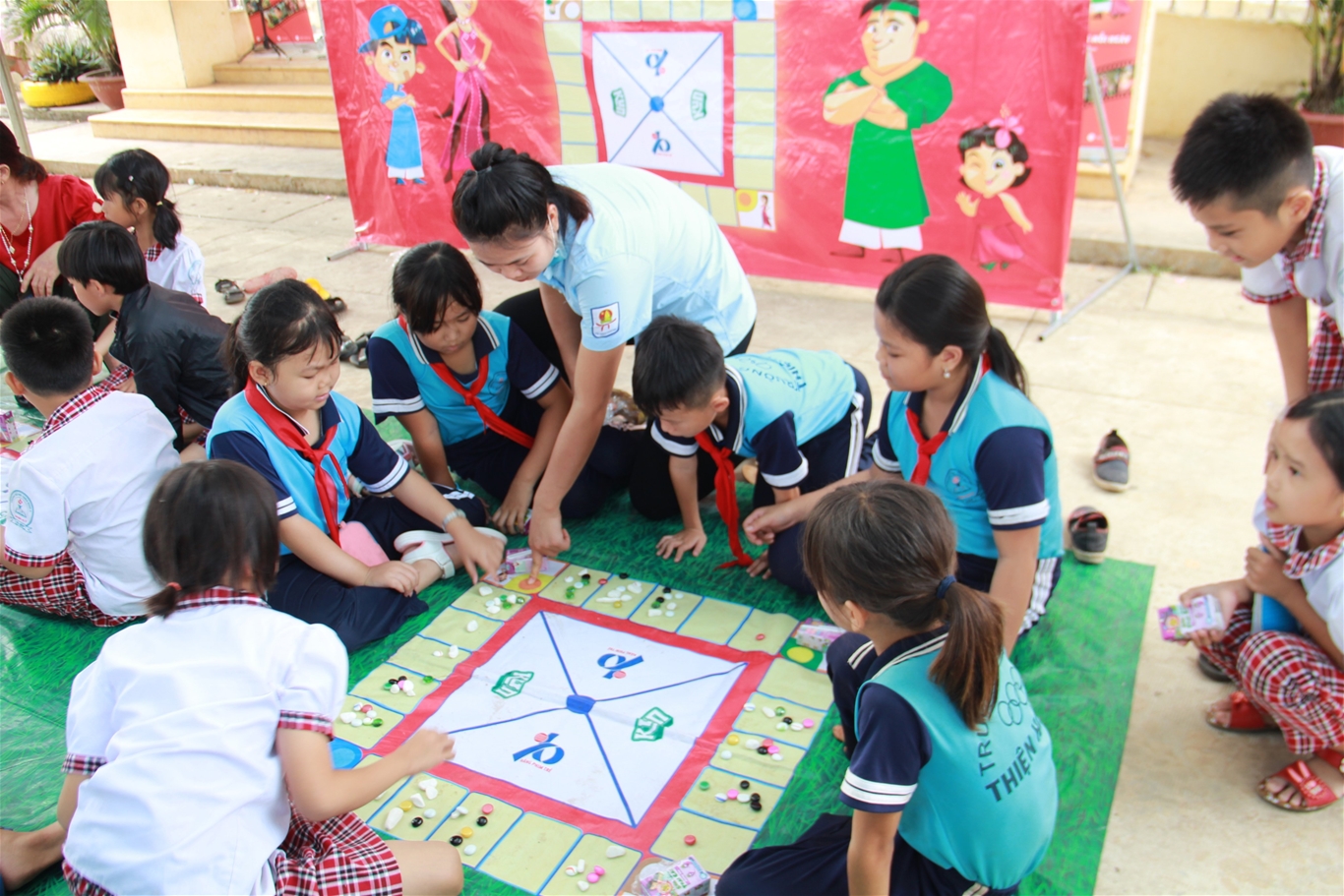 Các em học sinh tham gia trò chơi Ô ăn quan.