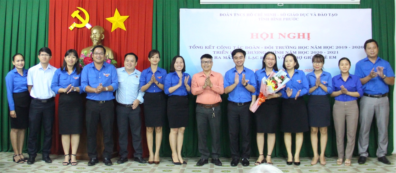 Ban chủ nhiệm và thành viên Câu lạc bộ tư vấn, trợ giúp trẻ em tỉnh Bình Phước.