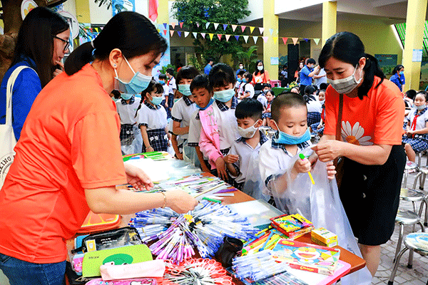Chương trình “Siêu thị măng non” do HÐÐ quận Ninh Kiều phối hợp với Nhà Văn hóa Thiếu nhi, Phòng Giáo dục và Ðào tạo quận tổ chức tại Trường Tiểu học Phan Bội Châu.