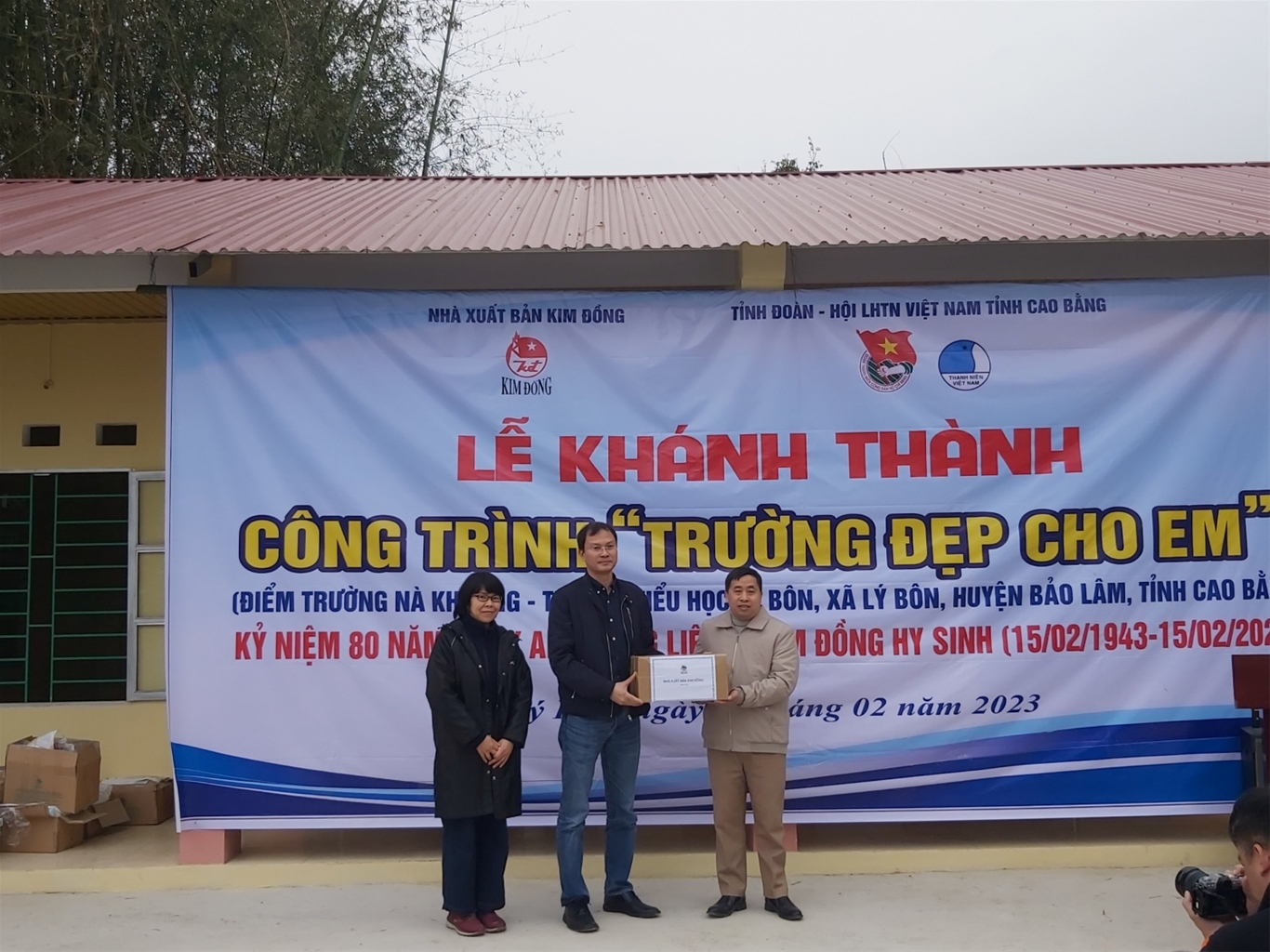 Nhà Xuất bản Kim Đồng tặng quà cho Điểm trường Nà Khuông
