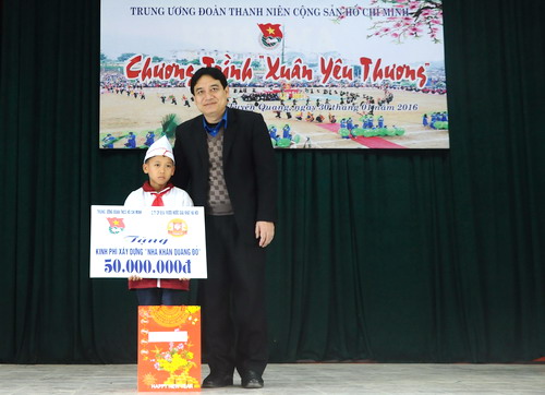 Tặng ngôi nhà khăn quàng đỏ trị giá 50 triệu đồng cho em Hà Doãn Hùng, lớp 6B Trường THCS xã Xuân Quang